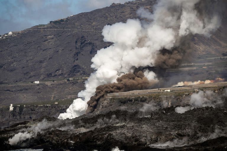 La lava en su llegada al mar, en La Palma. (Photo by Luismi Ortiz / UME / AFP) 