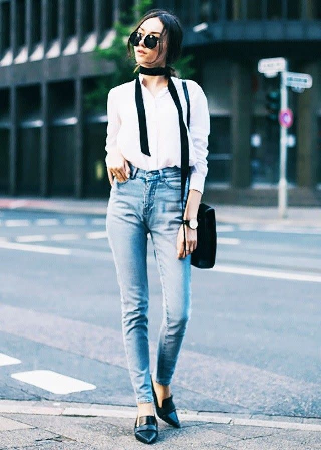 How to wear the white shirt?