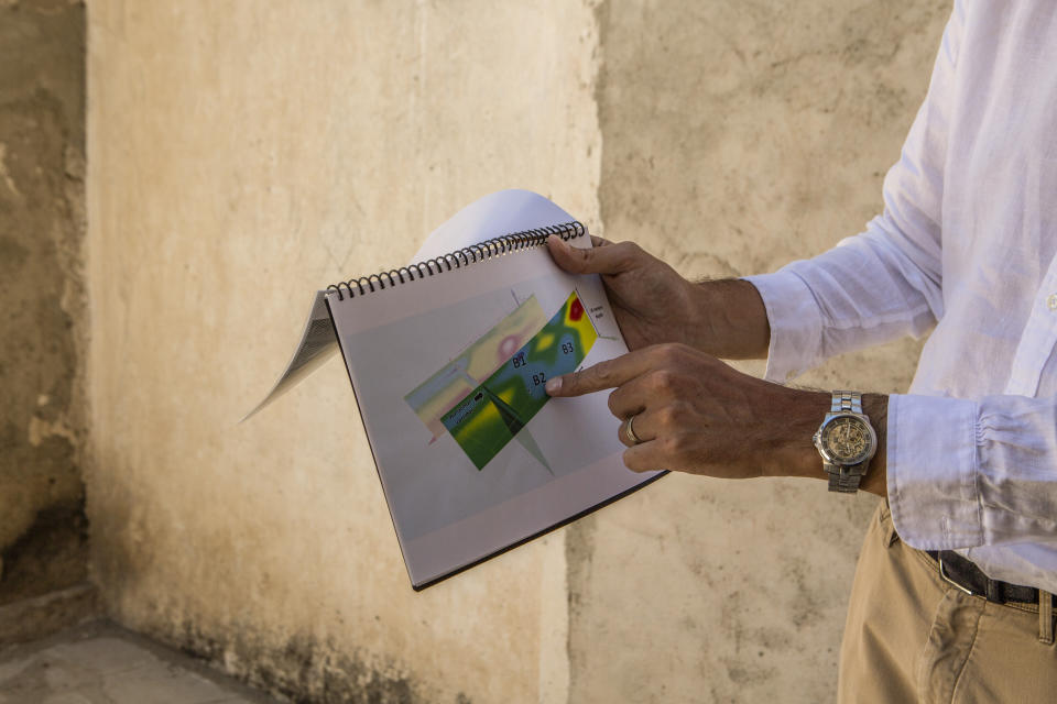 Manuel Ortiz Osio, a la izquierda, estudiante de posgrado del Proyecto Lyobáa, y Gerardo Cifuentes Nava, geofísico de la Universidad Nacional Autónoma de México, trabajaron con un radar de penetración terrestre en la zona de Mitla en septiembre. (Meghan Dhaliwal/The New York Times)
