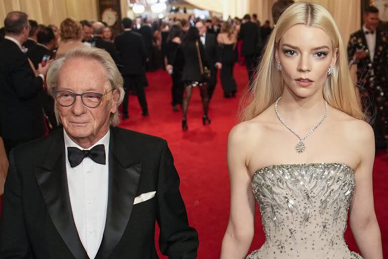 Anya Taylor-Joy junto a su padre en los Oscar de este año, que la acompañó cumpliendo una promesa que le había hecho de niña