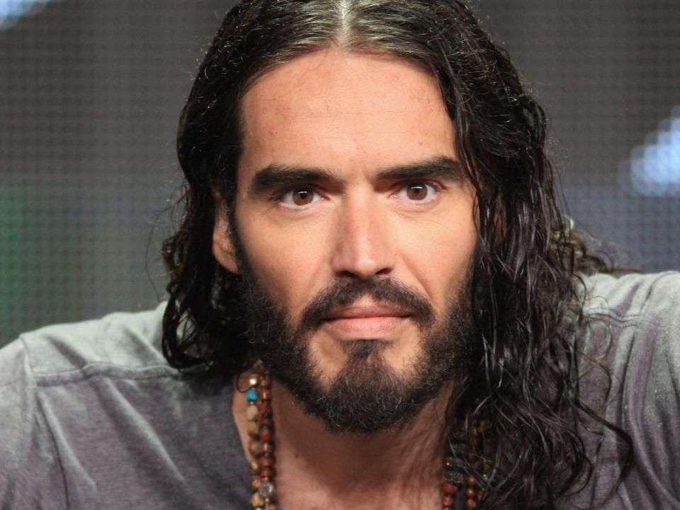 Russell Brand wird wegen sexueller Nötigung und Vergewaltigung angeklagt (Getty Images)