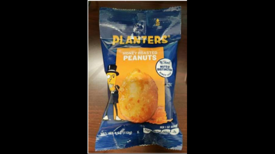 Las bolsas de cuatro onzas de Planters Honey Roasted Peanuts que se ordenaron recoger.
