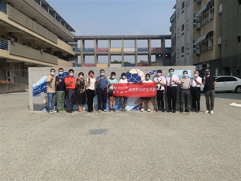  先前東方設計大學與中崙國中打造景觀彩繪牆。（圖／校方提供）