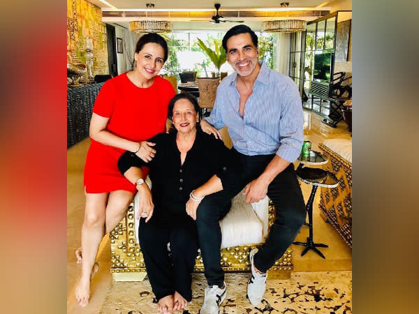 Akshay Kumar with his sister and mother