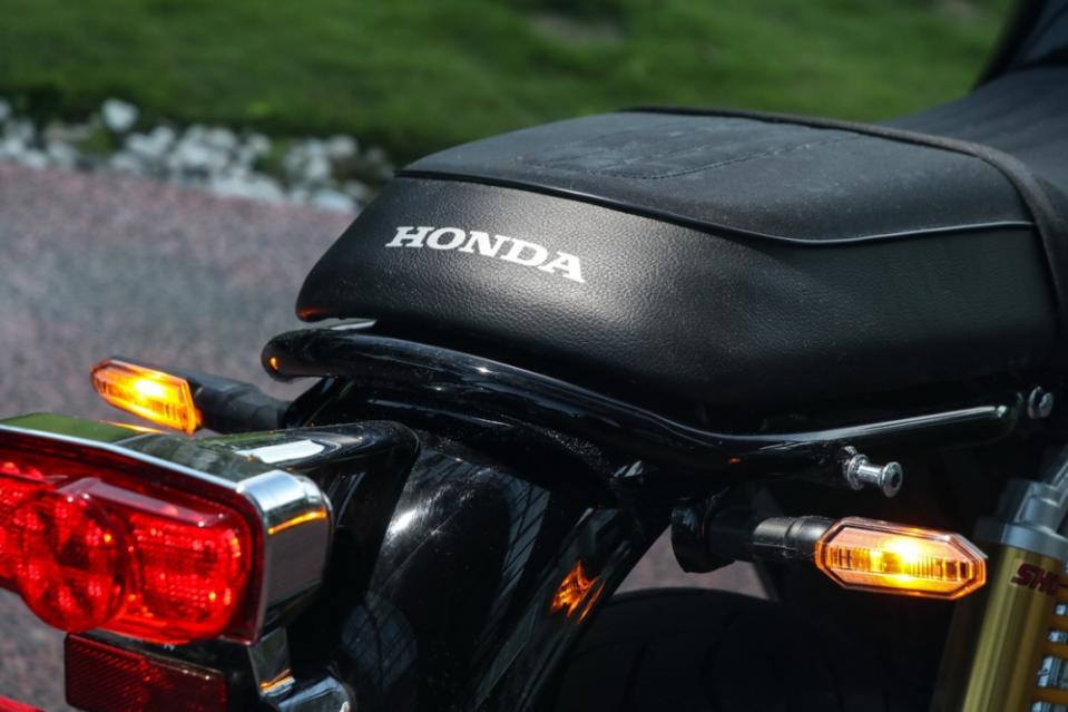 後方的Honda字樣像徵著對品質的堅持，而在RS車型上後扶手與土除也都採黑色烤漆搭配