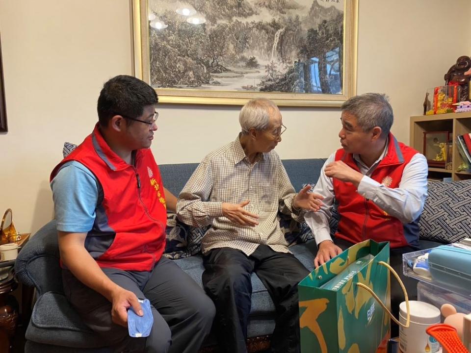 《圖說》林振生 (右)與93歲的榮民陳爺爺聊軍中過往，並提醒近日早晚溫差大，多注意身體保健。〈新北榮服處提供〉