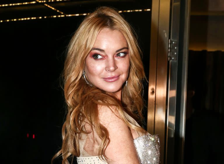 ARCHIVO – La actriz Lindsay Lohan en la apertura del club nocturno Lohan en Atenas, Grecia, el 16 de octubre de 2016. Lohan, quien actualmente vive en Dubai, anunció en Instagram que está comprometida con su novio Bader Shammas. (Foto AP/Yorgos Karahalis, archivo)