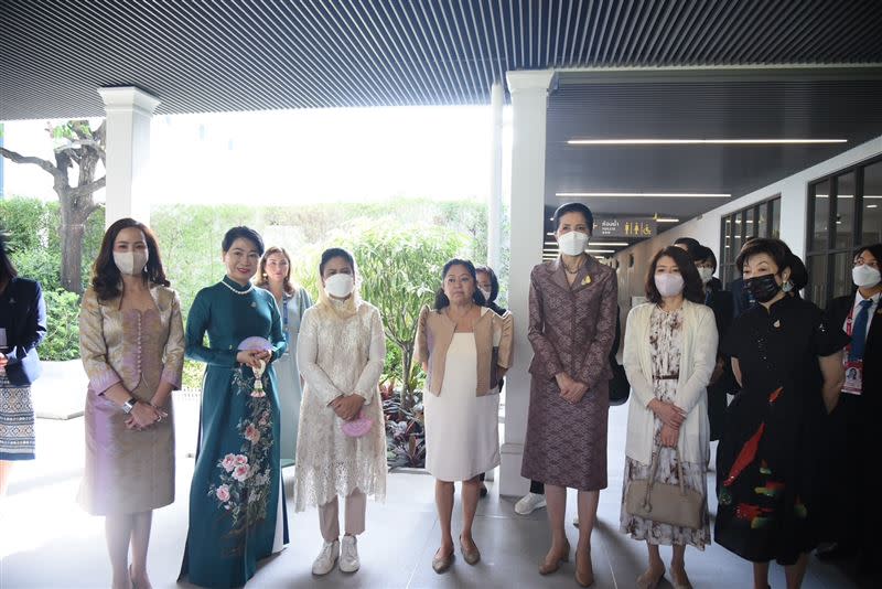 張淑芬（右1）身穿以自身畫作《茁》為基礎打造的旗袍洋裝，與幾位領袖配偶一同參觀。（圖／翻攝自APEC 2022 Thailand臉書）