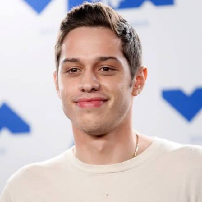 Pete Davidson sale con Madelyn Cline credit:Bang Showbiz