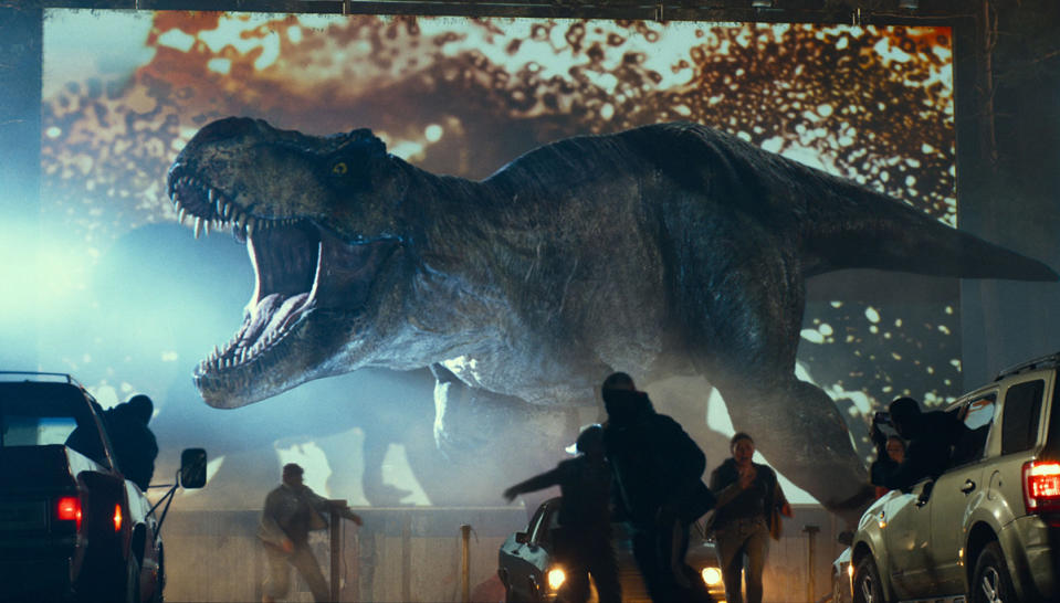 Un T. Rex asaltando un autocine en el prólogo promocional de 'Jurassic World: Dominion'  (© 2022 Universal Studios and Amblin Entertainment. All Rights Reserved.)