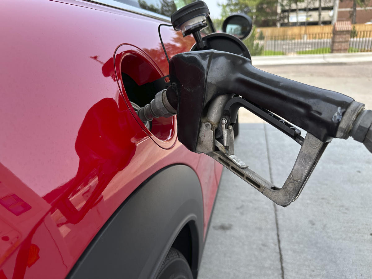 Gasoline prices in Canadian cities are falling; experts say summer peak has been reached