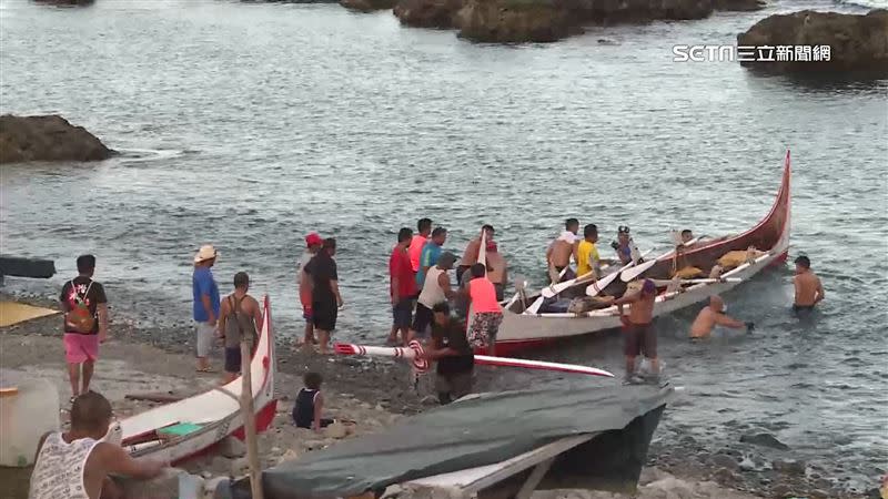飛魚季登場，達悟族人在海邊舉行祭典，祈禱捕魚大豐收。