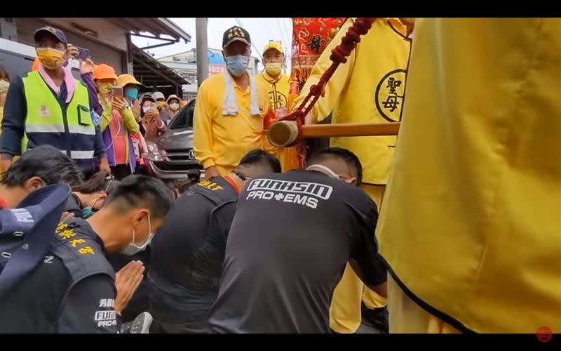 協助進香活動執行的醫療團隊路旁參拜，白沙屯媽祖神轎突然停下。（圖／翻攝自白沙屯媽祖網路電視台YouTube）