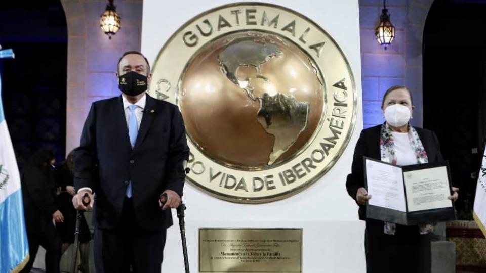 La fiscal general y el presidente durante su nuevo nombramiento el lunes.