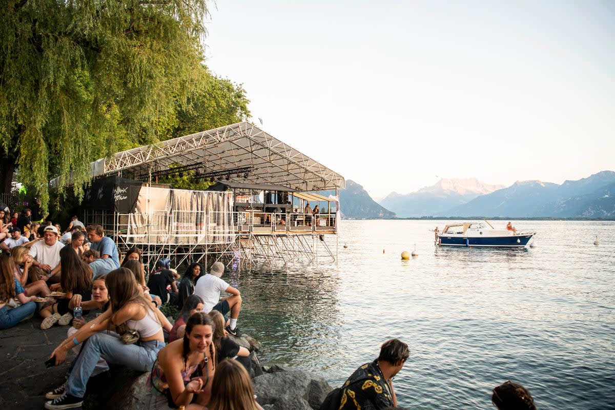 Fans watch bands perform by Lake Geneva at Montreux Jazz Festival (Emilien Itim)