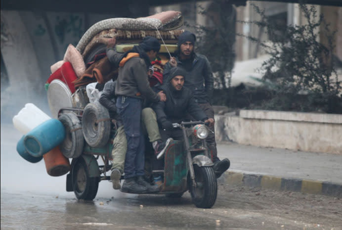 In der syrischen Hauptstadt Aleppo flüchten diese Männer tiefer in die von syrischen Rebellen gehaltenen Gebiete der Stadt. (Foto: Abdalrhman Ismail/Reuters)