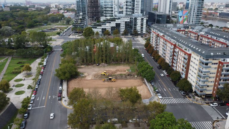 En el predio en Puerto Madero, sobre la calle Aimé Paine 1698, trabajan máquinas y camiones en la preparación del suelo; allí se construirá una estación de servicio