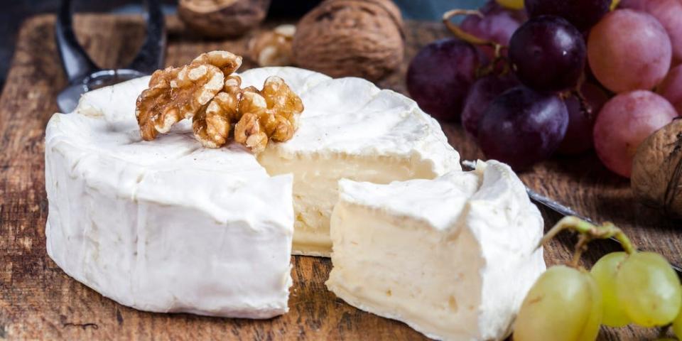 Für einen gesunden, eiweißreichen und kohlenhydratarmen Snack eignen sich etwas Käse und Nüsse.  - Copyright: Westend61/Getty Images