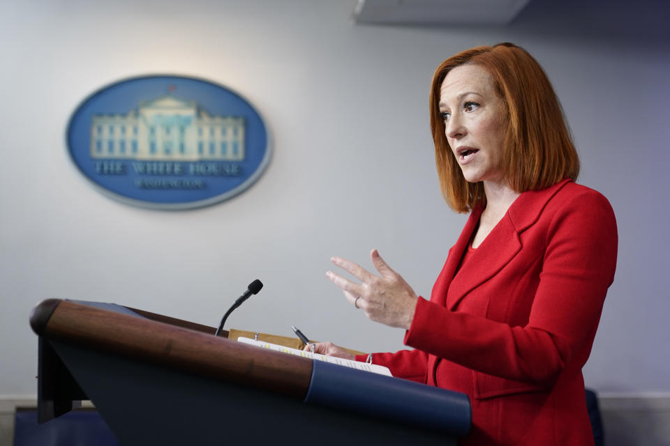 La secretaria de prensa de la Casa Blanca, Jen Psaki, habla durante una reunión con reporteros el lunes 12 de abril de 2021, en Washington. (AP Foto/Patrick Semansky)