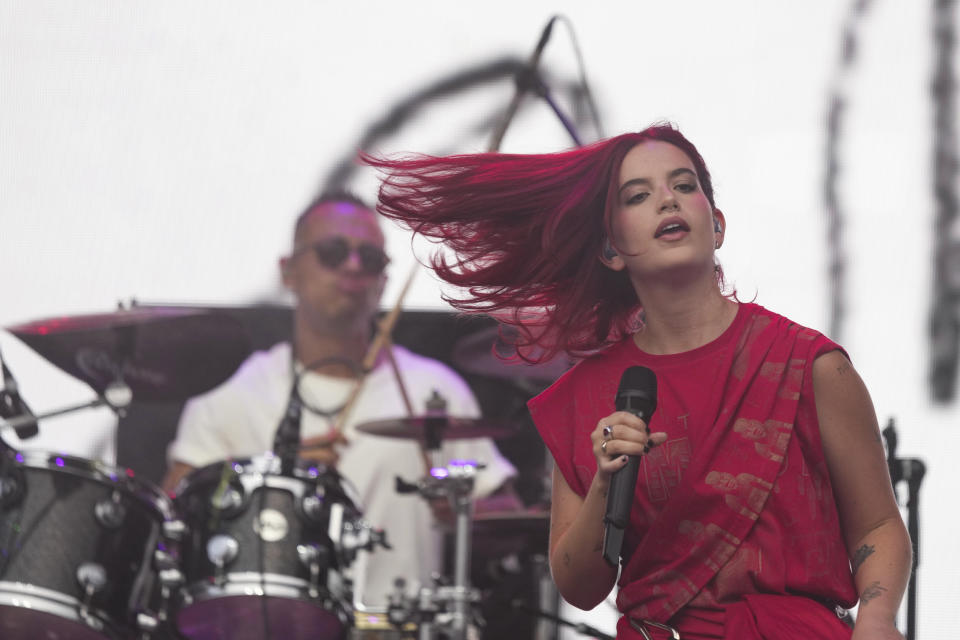 Nicole Zignago, de Perú, durante su concierto en el Festival Tecate Emblema en la Ciudad de México el viernes 17 de mayo de 2024. (Foto AP/Fernando Llano)