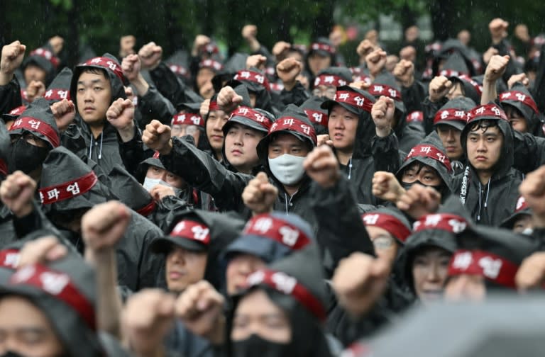 Des membres du syndicat de Samsung Electronics en grève manifestent le 8 juillet 2024 à Hwaseong, au sud de Séoul, en Corée du Sud (Jung Yeon-je)