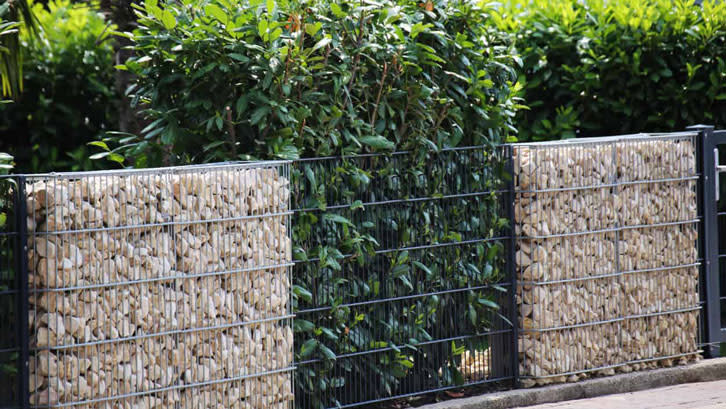 Contoh jenis pagar rumah minimalis perpaduan batu alam dan besi. (Sumber: homestratosphere.com)