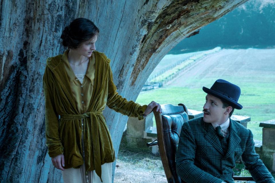 Lady Chatterley's Lover. (L to R) Emma Corrin as Lady Constance, Matthew Duckett as Clifford in Lady Chatterley's Lover. Cr. Seamus Ryan/Netflix © 2022.