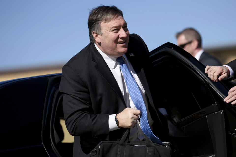 El secretario de Estado estadounidense Mike Pompeo llega para abordar su avión en la Base de la Fuerza Aérea Andrews el jueves 18 de octubre de 2018 antes de viajar a Panamá y México. (Brendan Smialowski/Pool Foto vía AP)