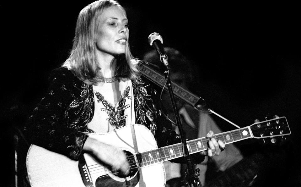 BOSTON, MA- DECEMBER 1976:  Joni Mitchell performs at The Boston Music Hall December 19, 1976 in Boston MA.  (Photo by Ron Pownall/Getty Images)