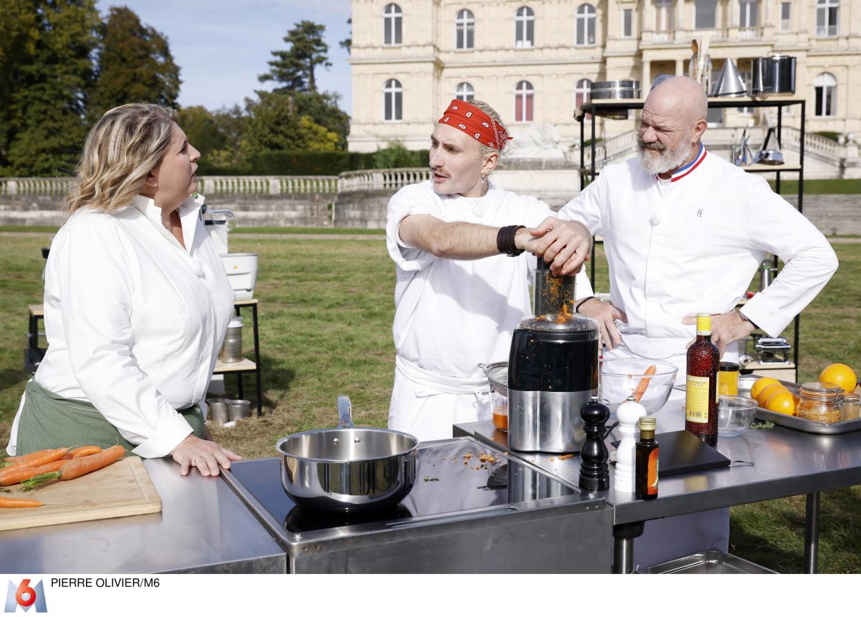 Bryan, candidat et les chefs Stephanie Le Quellec et Philippe Etchebest lors du premier épisode de Top Chef saison 15.