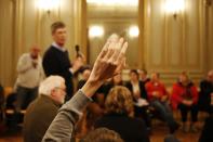 Le 15 janvier marque le lancement officiel du Grand Débat annoncé mi-décembre par le président de la République. Deux ministres sont chargés d’animer le débat et cinq personnalités doivent en garantir l’indépendance. Les acteurs locaux - notamment les maires - sont également invités à s’impliquer et à animer les discussions. Outre un site Internet destiné à recueillir la parole citoyenne, des cahiers de doléances sont mis à la disposition du public dans toutes les mairies. Relevé des copies prévu début avril.