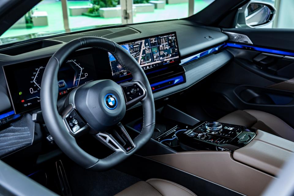 透過重新詮釋的駕駛導向設計，將懸浮式曲面螢幕結合全新BMW Operating System 8.5、頂級水晶中控套件、隱藏式冷氣出風口設計與大幅減少的實體按鍵，交織出了宛如旗艦般的座艙設計思維與先進座艙佈局