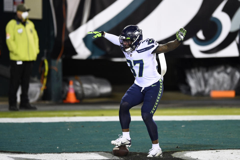 Quandre Diggs, de los Seahawks de Seattle, celebra una intercepción en la segunda mitad del juego ante los Eagles de Filadelfia, el lunes 30 de noviembre de 2020, en Filadelfia. (AP Foto/Derik Hamilton)