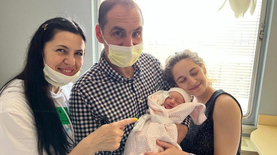 Olena Chernets, izquierda, y Vadym Chernets, centro, conocen a su nueva nieta, Elizabeth Grace, una de las primeras bebés de una refugiada ucraniana nacidas en Estados Unidos. Su hija de 24 años, Anya, a la derecha, dio a luz el 21 de mayo. (Foto: Anya Chernet Radomsky/Forges USA)