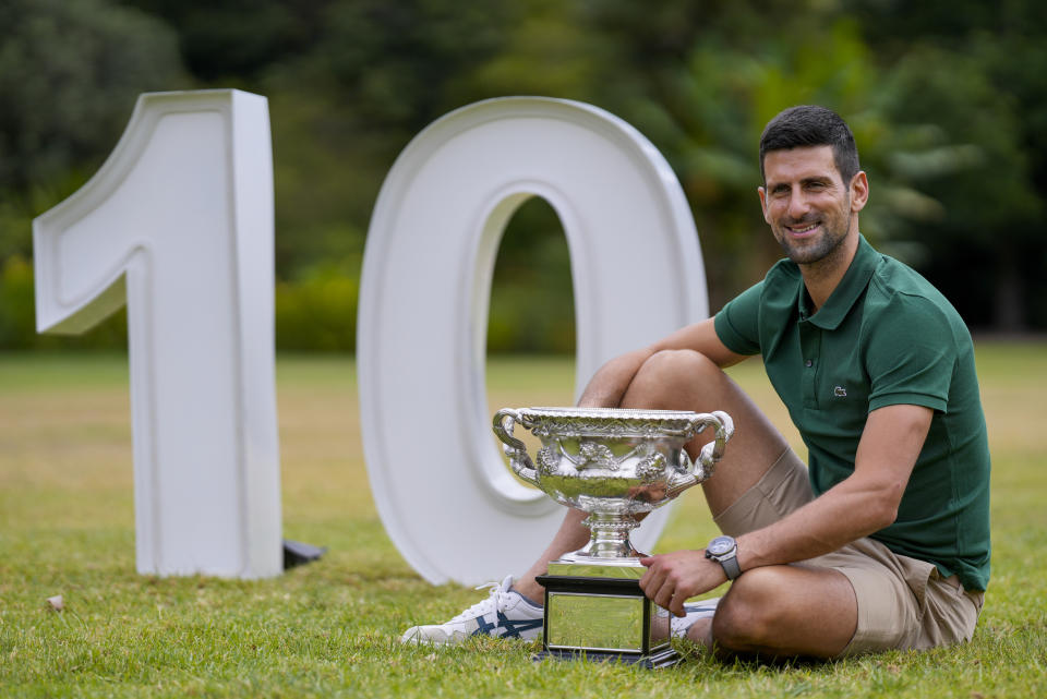 Novak Djokovic posa con el trofeo de campeón del Abierto de Australia, el lunes 30 de enero de 2023, en Melbourne. (AP Foto/Ng Han Guan)