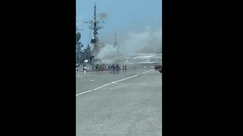 疑似是火砲故障釀成意外，泰國海軍發生軍艦誤擊友艦釀火災，造成3人受傷的尷尬事故。（圖／翻攝自推特@ThaiEnquirer）