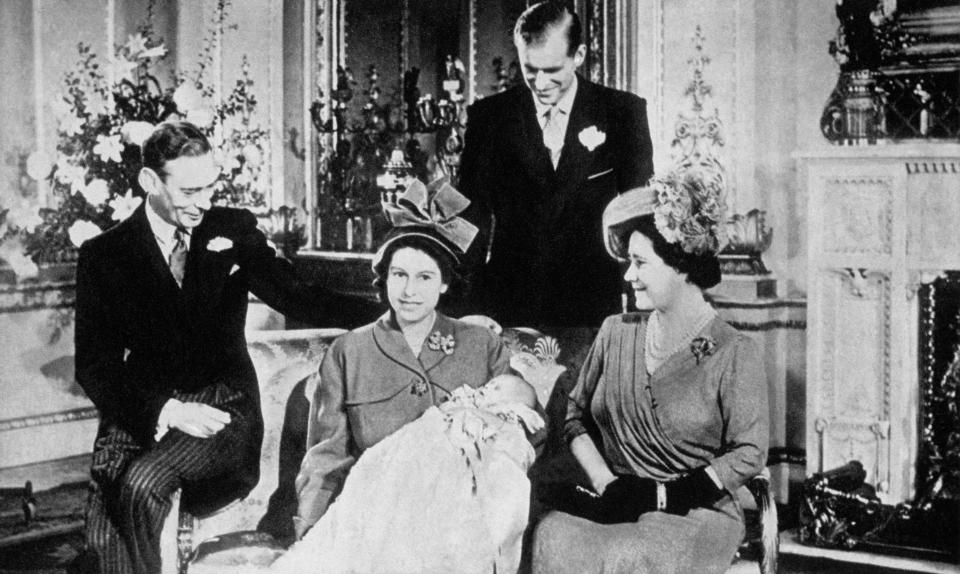 Le Roi du Royaume-Uni George VI avec sa fille la princesse Elizabeth, son gendre le Duc Philip d'Edimbourg et son épouse la reine Elizabeth, après la naissance de son petit-fils, le prince Charles. (Photo by API/Gamma-Rapho via Getty Images)