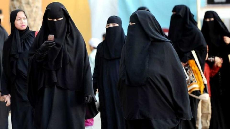 穆斯林婦女外出經常穿著的傳統長袍「Abaya」。（圖／翻攝自Twitter@AlertaMundial2）