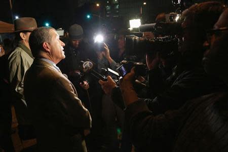 Los Angeles County Sheriff's Department spokesman Steve Whitmore speaks to the media after Dr. Conrad Murray was released from jail, in Los Angeles, California October 28, 2013. REUTERS/Jonathan Alcorn