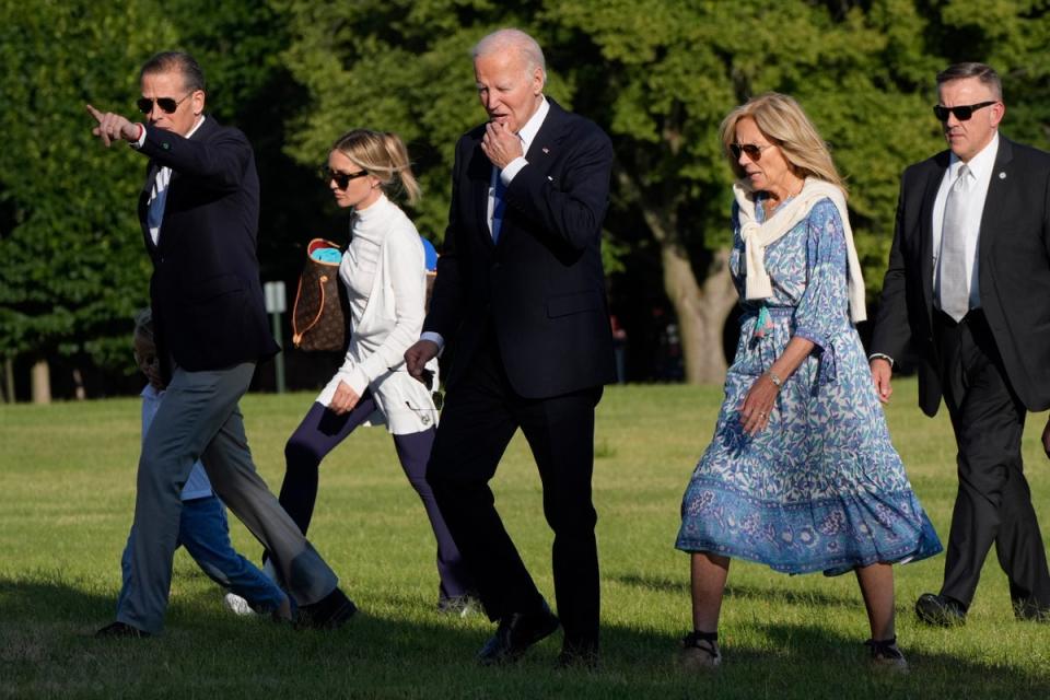 El presidente Joe Biden, la primera dama Jill Biden y su hijo Hunter Biden, a la izquierda, llegan a Washington DC el 1 de julio. (AP)