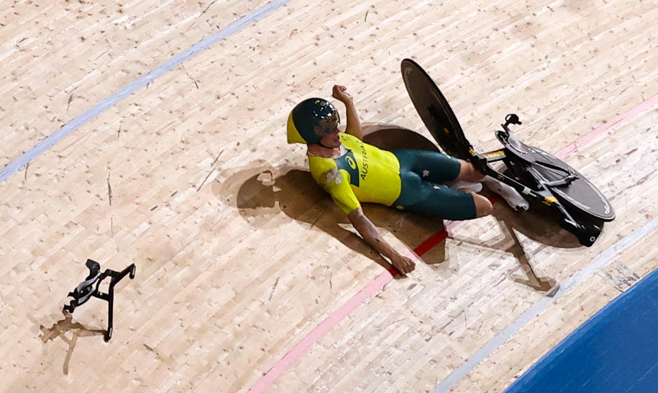 IZU, JAPAN - AUGUST 2, 2021: Australia's Alexander Porter falls during the men's team pursuit qualifying cycling track event during the 2020 Summer Olympic Games at the Izu Velodrome. Valery Sharifulin/TASS (Photo by Valery Sharifulin\TASS via Getty Images)