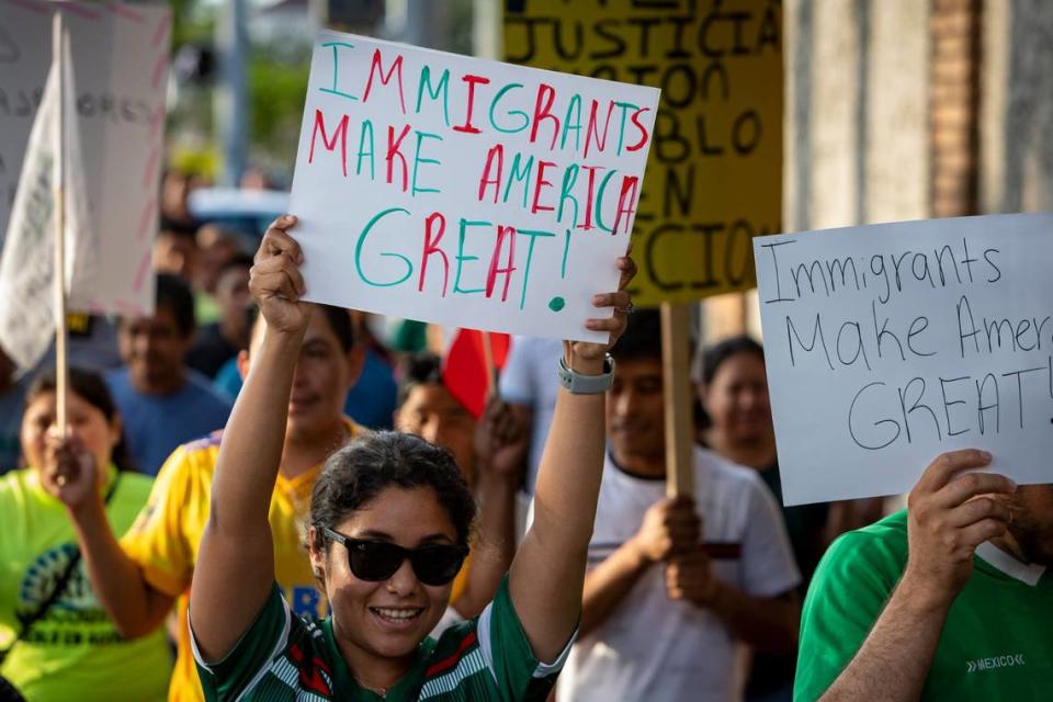 Homestead, Florida - 1º de junio de 2023 - Los manifestantes portaban pancartas y coreaban consignas mientras marchaban por las calles de Homestead para expresar su oposición a la ley SB 1718.