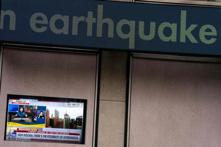 Una pantalla en el News Corp Headquarters, en Nueva York, con noticias del terremoto. (David Dee Delgado / GETTY IMAGES NORTH AMERICA / Getty Images via AFP)