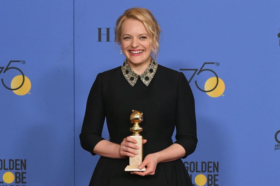 elisabeth moss wins a 2018 golden globe