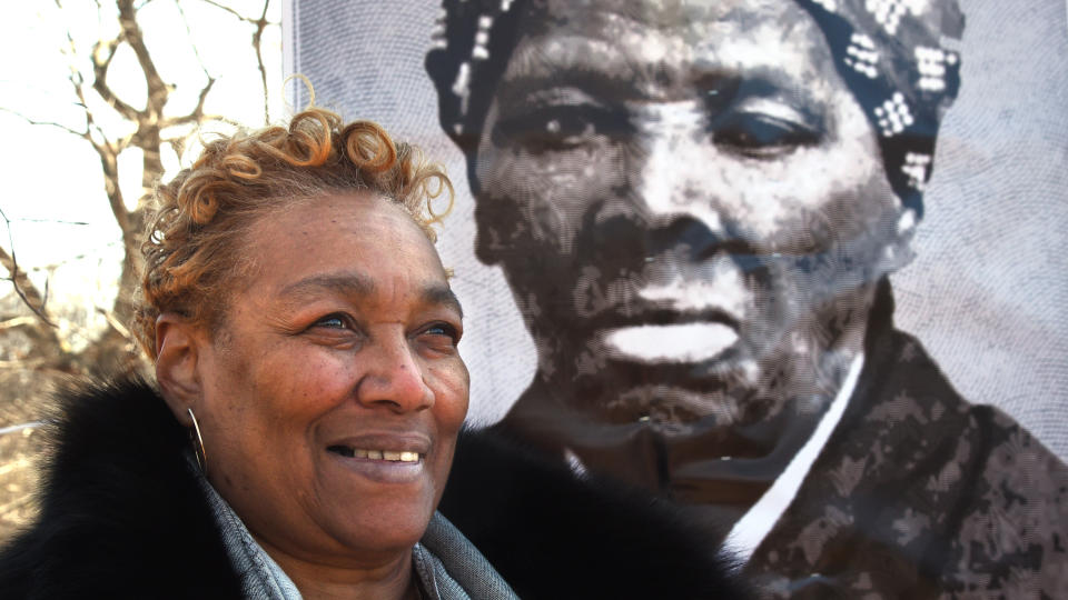 Ernestine Jones Williams, eine Nichte Harriet Tubmans in sechster Generation, ist hier 2018 vor einem Porträt Tubmans zu sehen. (Bild: Algerina Perna/Baltimore Sun/Tribune News Service via Getty Images)