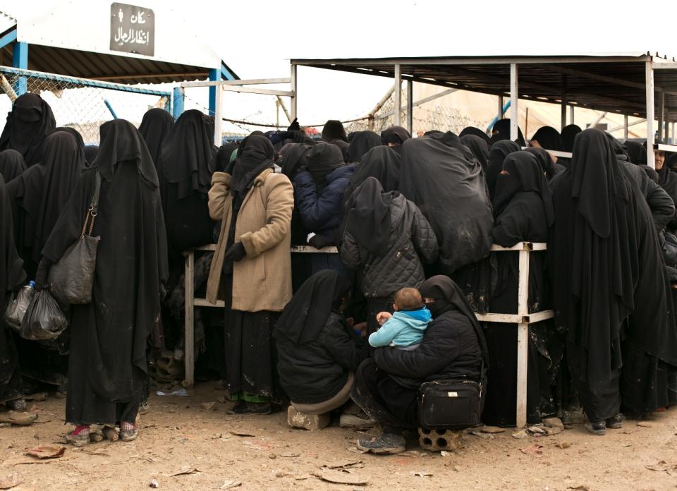 2019年3月31日，敘利亞哈沙卡省霍爾難民營的婦女排隊領取援助物資。美聯社