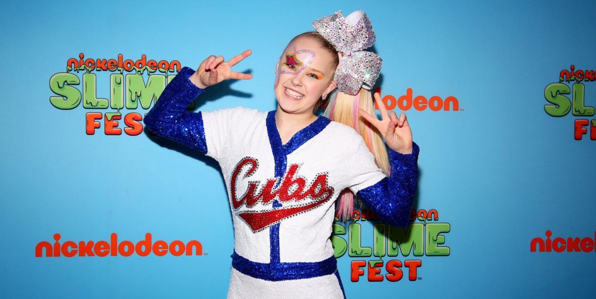 I THREW OUT A FIRST PITCH AT A CUBS GAME!! - JoJo Siwa 