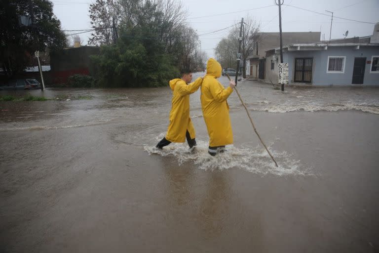 Solo en La Plata hay miles de evacuados, que son asistidos luego de pasar la noche en medio del agua