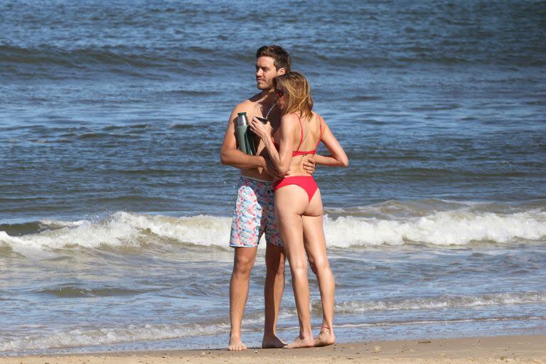 Meses después de formalizar su relación, los novios enseñan su amor a la vista de todos