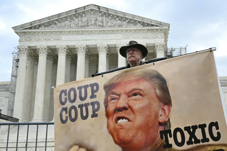 Des opposants à l'ex-président américain Donald Trump manifestent devant la Cour suprême des Etats-Unis, à Washington, le 25 avril 2024 (Mandel NGAN)